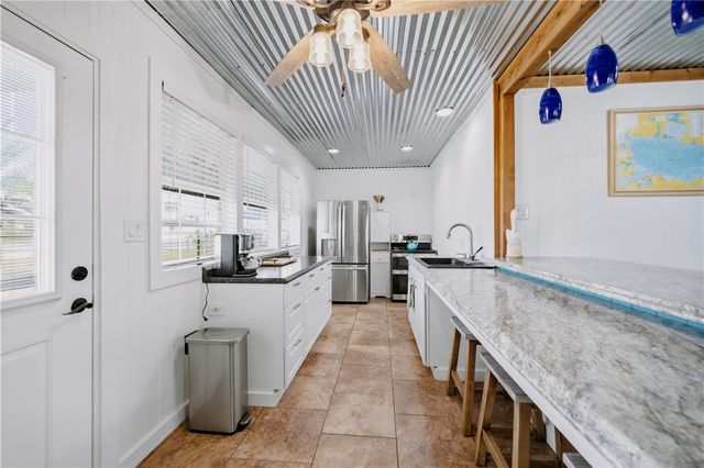 117 Pompano Dr, Rockport, TX 78382