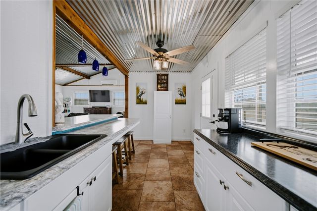 117 Pompano Dr, Rockport, TX 78382