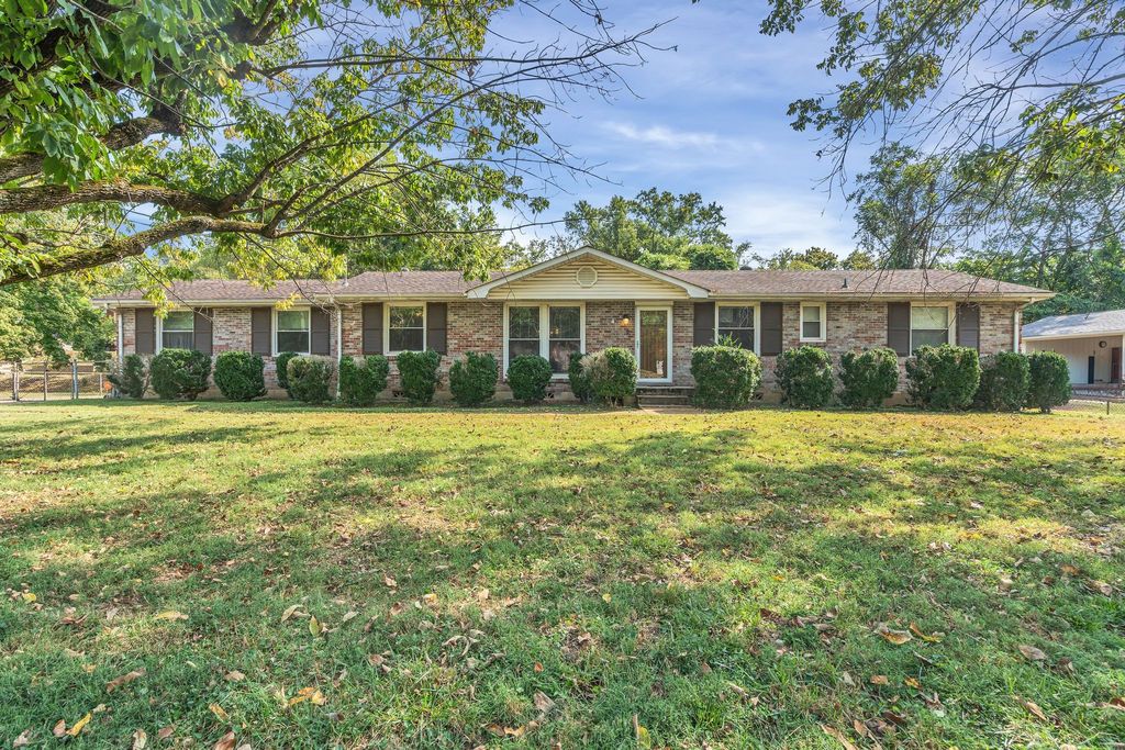 2012 Forrest Green Dr, Nashville, TN 37216