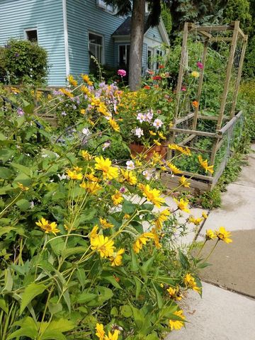 2512 E Edgewood AVENUE, Shorewood, WI 53211