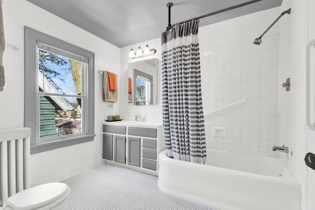 2512 E Edgewood AVENUE, Shorewood, WI 53211