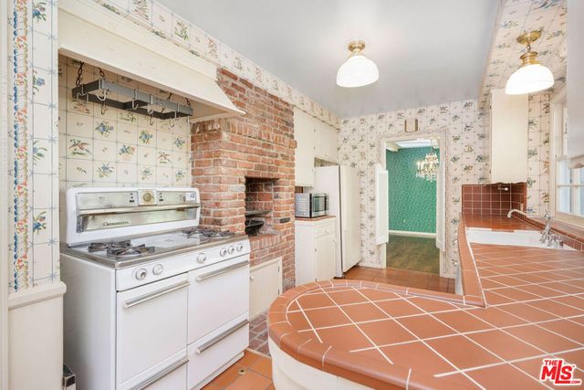 3520 Longridge Avenue, Sherman Oaks, CA 91423