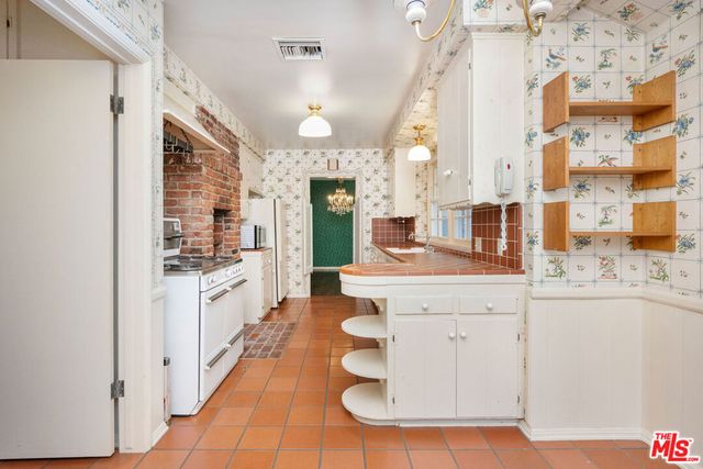 3520 Longridge Avenue, Sherman Oaks, CA 91423