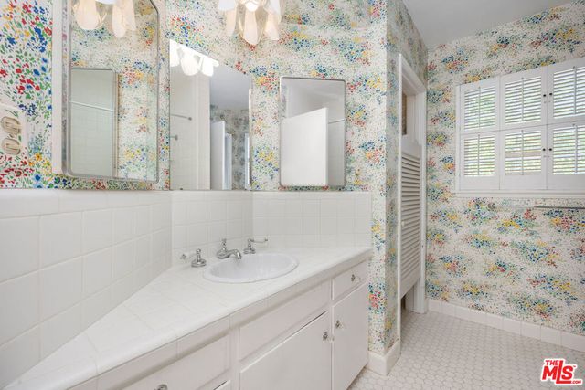 3520 Longridge Avenue, Sherman Oaks, CA 91423