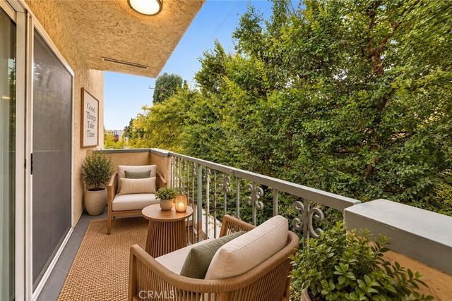 637 N West Knoll 204, West Hollywood, CA 90069
