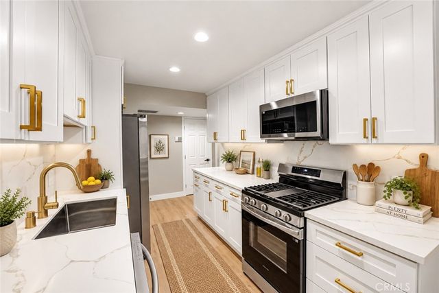 637 N West Knoll 204, West Hollywood, CA 90069