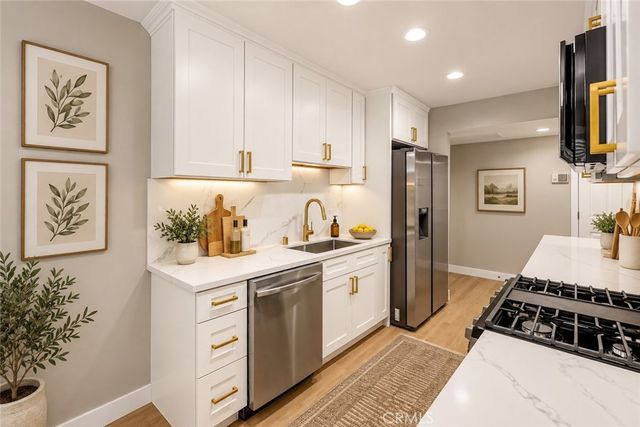 637 N West Knoll 204, West Hollywood, CA 90069