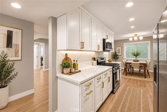 637 N West Knoll 204, West Hollywood, CA 90069