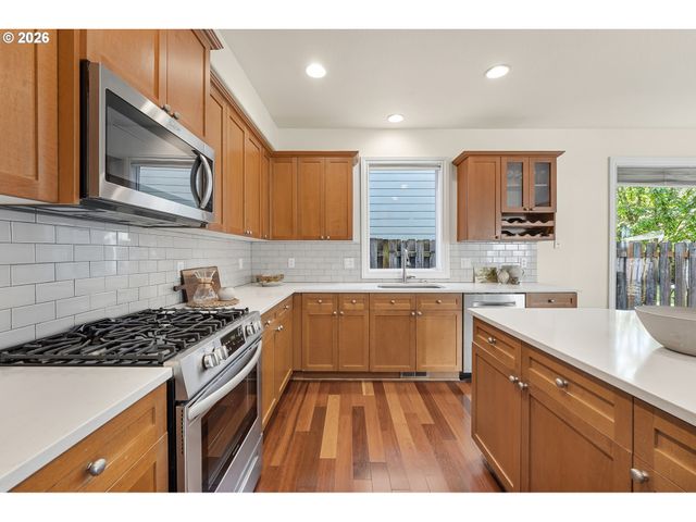 4024 Se CRYSTAL SPRINGS Blvd, Portland, OR 97202