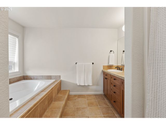 4024 Se CRYSTAL SPRINGS Blvd, Portland, OR 97202