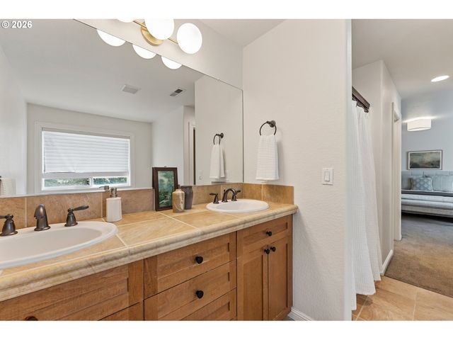 4024 Se CRYSTAL SPRINGS Blvd, Portland, OR 97202