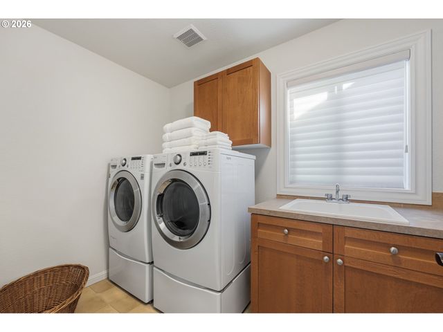 4024 Se CRYSTAL SPRINGS Blvd, Portland, OR 97202