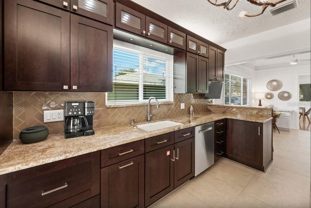 140 S BLVD OF THE PRESIDENTS, Sarasota, FL 34236