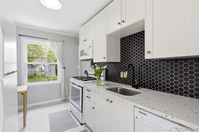645 E Barrett Avenue, Madison Heights, MI 48071