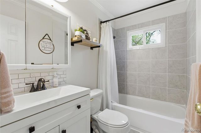 645 E Barrett Avenue, Madison Heights, MI 48071