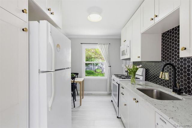 645 E Barrett Avenue, Madison Heights, MI 48071