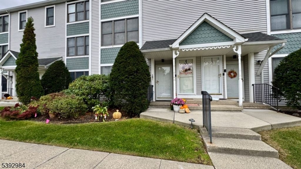 100 Heritage Ln 100, Hamburg Boro, NJ 07419