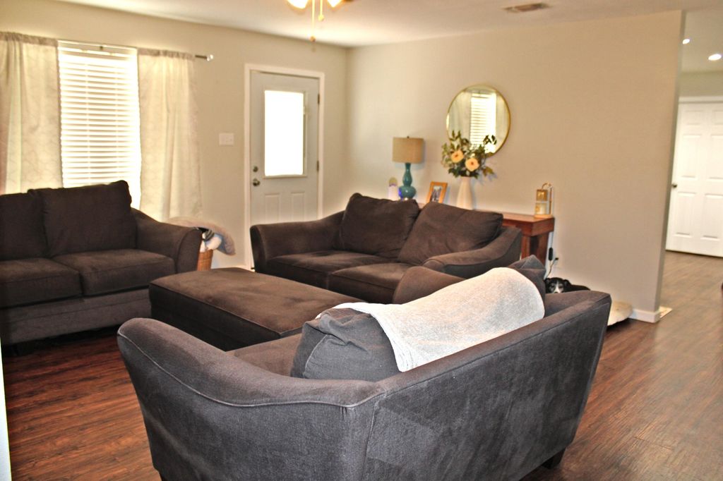 Image 4 of property listing at 351 E 48th Street, San Angelo, TX 76903