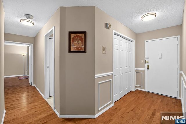 1208 Harmon Cove Tower, Secaucus, NJ 07094
