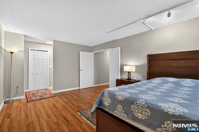 1208 Harmon Cove Tower, Secaucus, NJ 07094