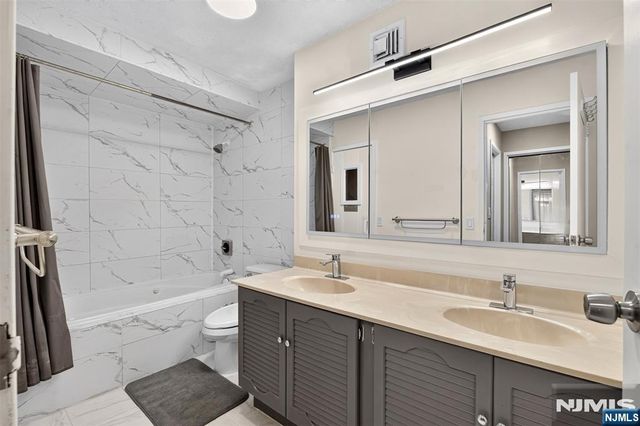 1208 Harmon Cove Tower, Secaucus, NJ 07094