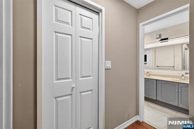 1208 Harmon Cove Tower, Secaucus, NJ 07094
