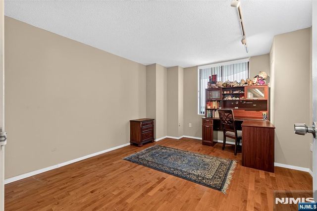 1208 Harmon Cove Tower, Secaucus, NJ 07094