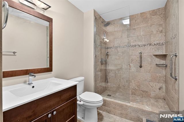1208 Harmon Cove Tower, Secaucus, NJ 07094