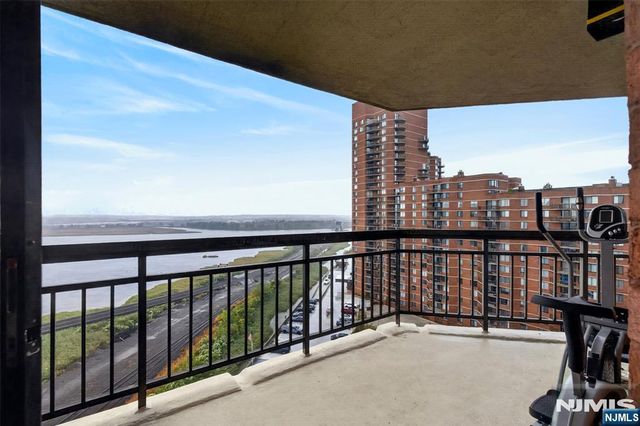 1208 Harmon Cove Tower, Secaucus, NJ 07094