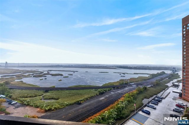 1208 Harmon Cove Tower, Secaucus, NJ 07094