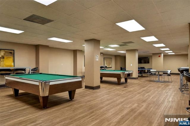 1208 Harmon Cove Tower, Secaucus, NJ 07094