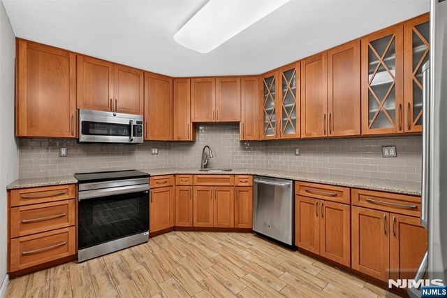 1208 Harmon Cove Tower, Secaucus, NJ 07094
