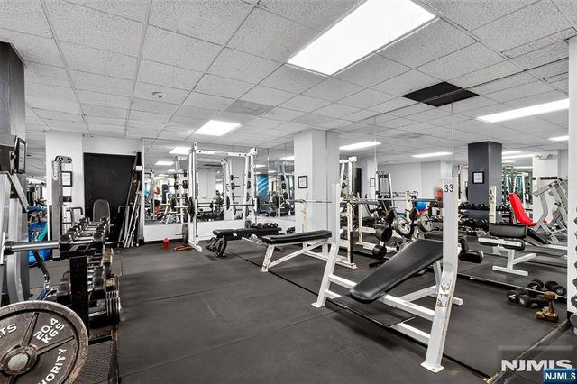 1208 Harmon Cove Tower, Secaucus, NJ 07094