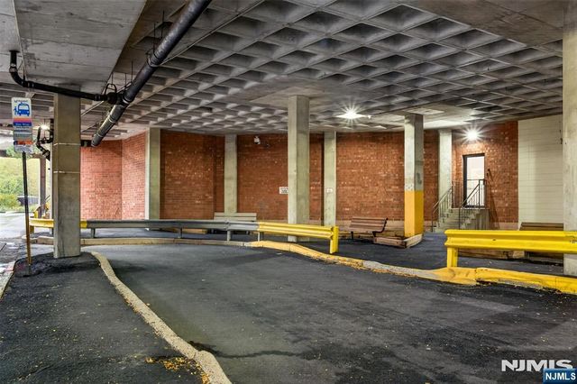 1208 Harmon Cove Tower, Secaucus, NJ 07094