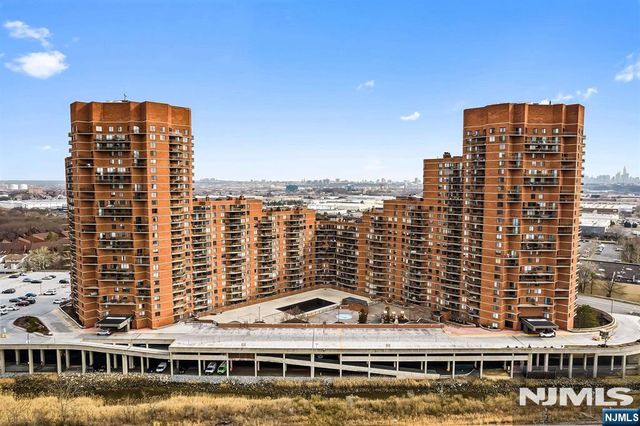 1208 Harmon Cove Tower, Secaucus, NJ 07094