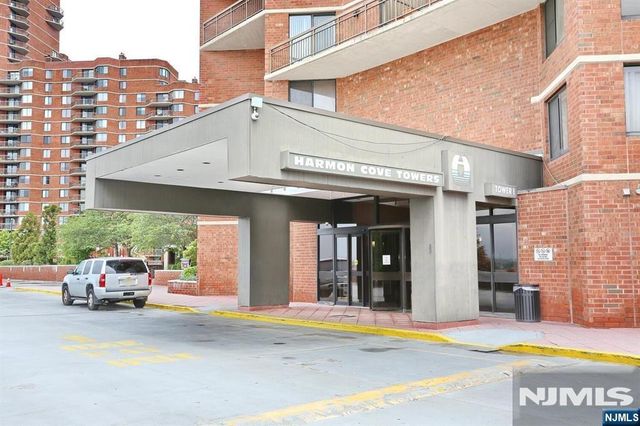 1208 Harmon Cove Tower, Secaucus, NJ 07094