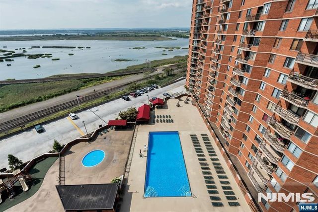 1208 Harmon Cove Tower, Secaucus, NJ 07094