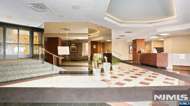 1208 Harmon Cove Tower, Secaucus, NJ 07094