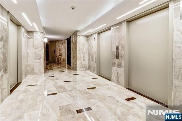 1208 Harmon Cove Tower, Secaucus, NJ 07094