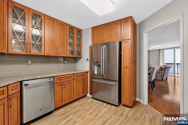 1208 Harmon Cove Tower, Secaucus, NJ 07094