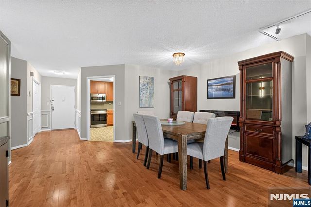 1208 Harmon Cove Tower, Secaucus, NJ 07094