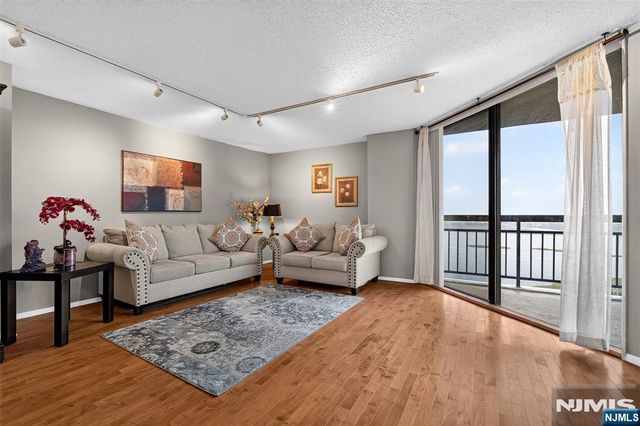 1208 Harmon Cove Tower, Secaucus, NJ 07094