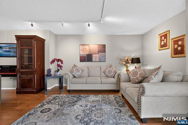 1208 Harmon Cove Tower, Secaucus, NJ 07094