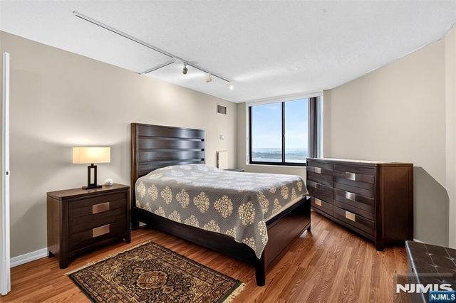 1208 Harmon Cove Tower, Secaucus, NJ 07094