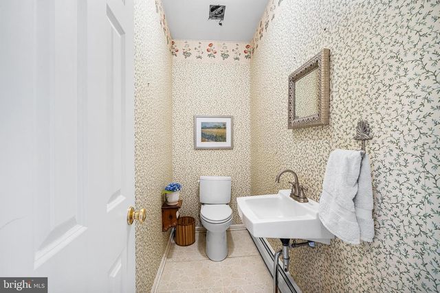 6 CYPRESS LN, Berwyn, PA 19312