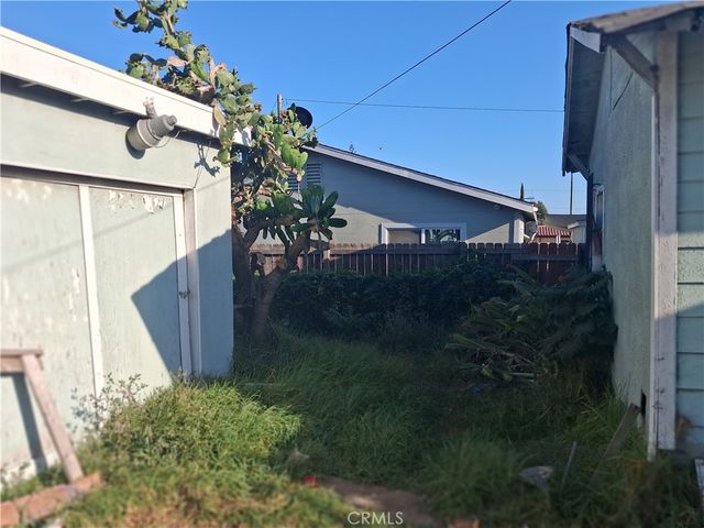 11720 S San Pedro, Los Angeles, CA 90061