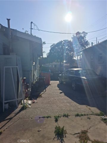11720 S San Pedro, Los Angeles, CA 90061