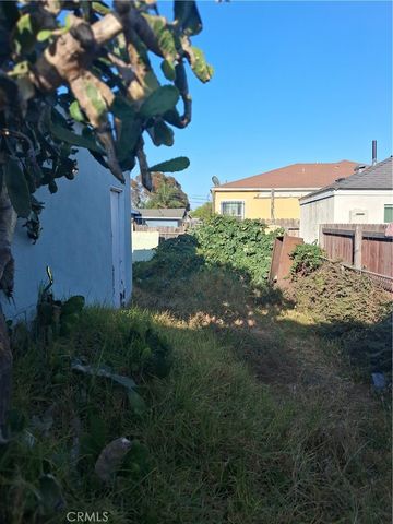 11720 S San Pedro, Los Angeles, CA 90061
