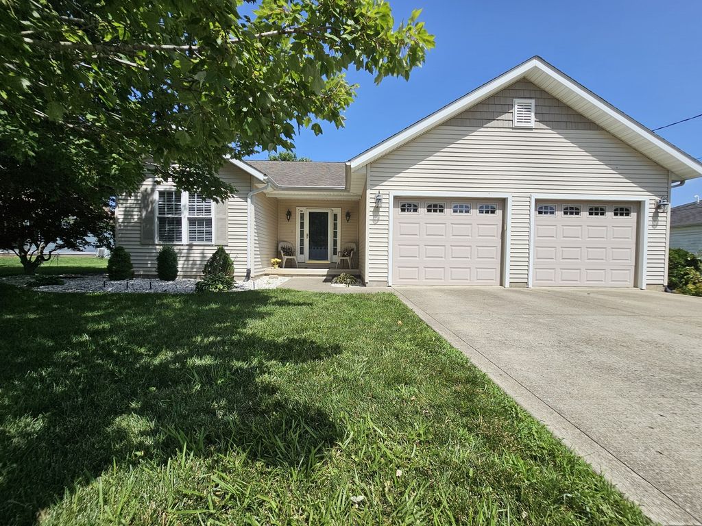Image 1 of property listing at 404 W Beacon Court, Mt Vernon, IL 62864