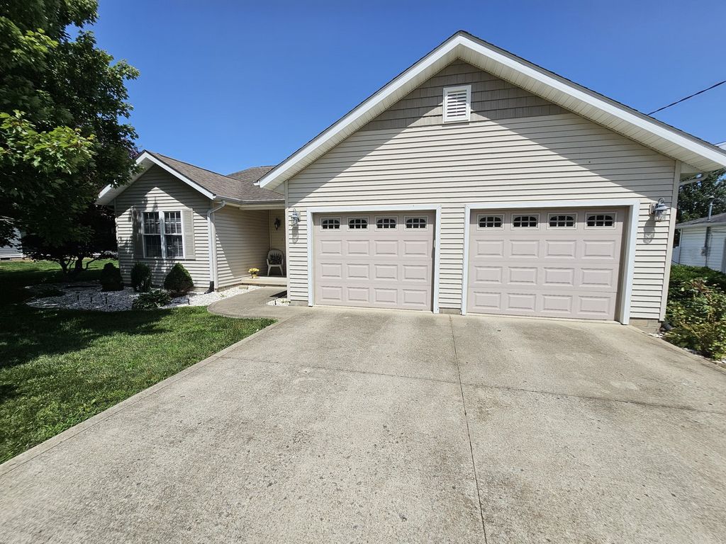 Image 2 of property listing at 404 W Beacon Court, Mt Vernon, IL 62864